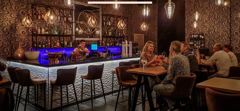 The Lounge (Cocktails and Food)